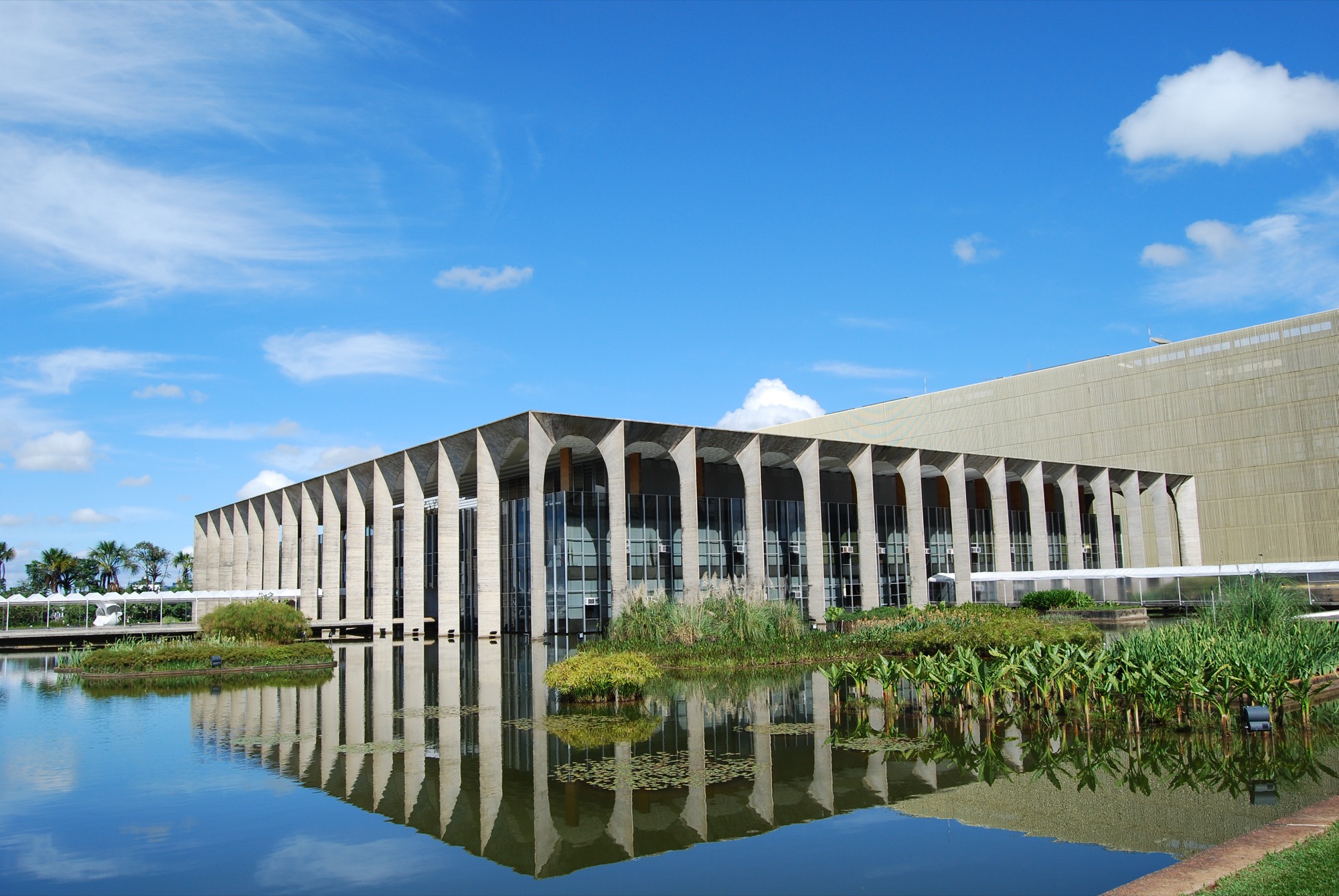 Fachada do Palácio do Itamaraty à noite